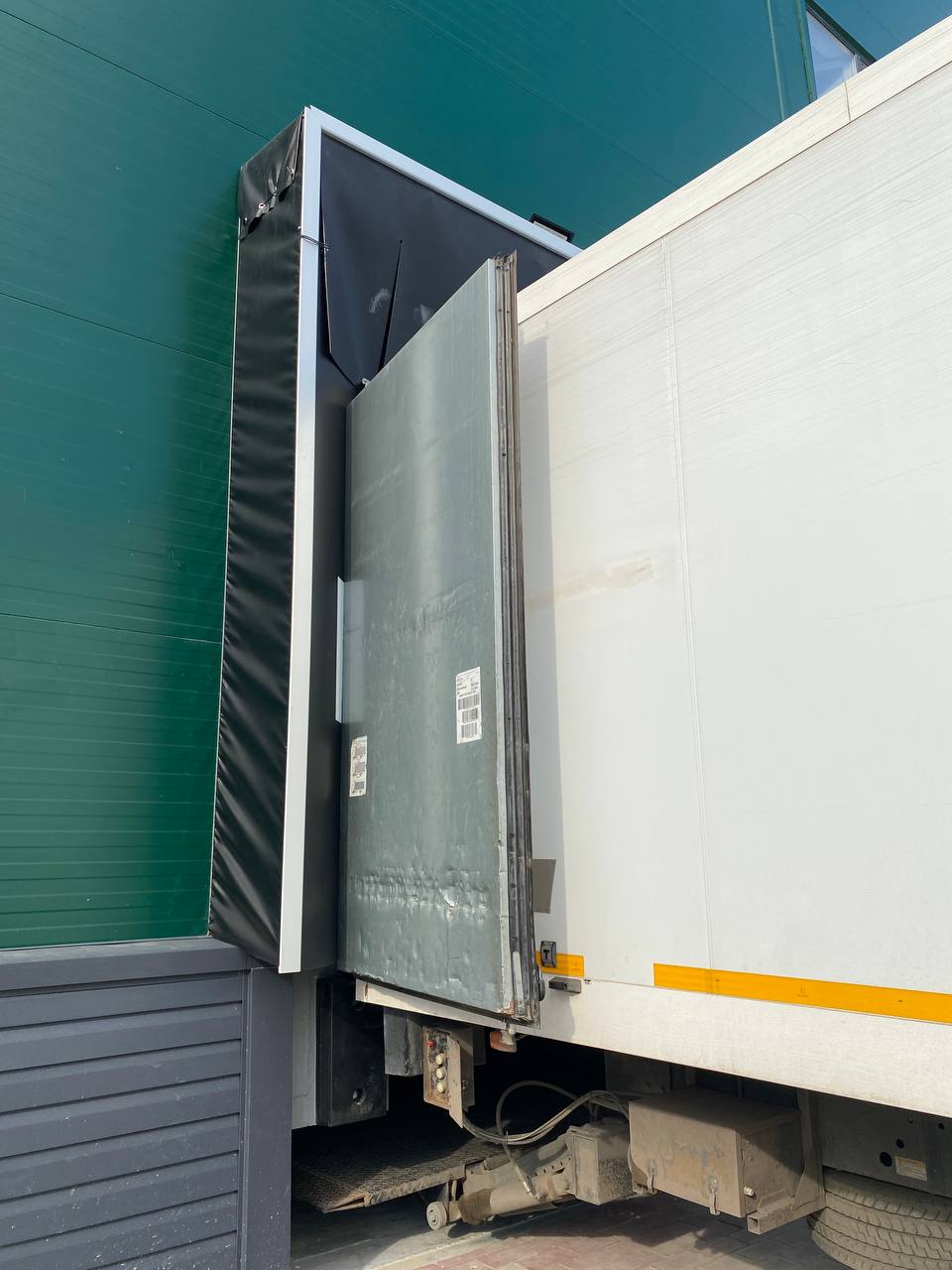 Etalon Group реализовала проект по установке 15 комплектов ворот и перегрузочного оборудования для склада Apple City Corps в Астане