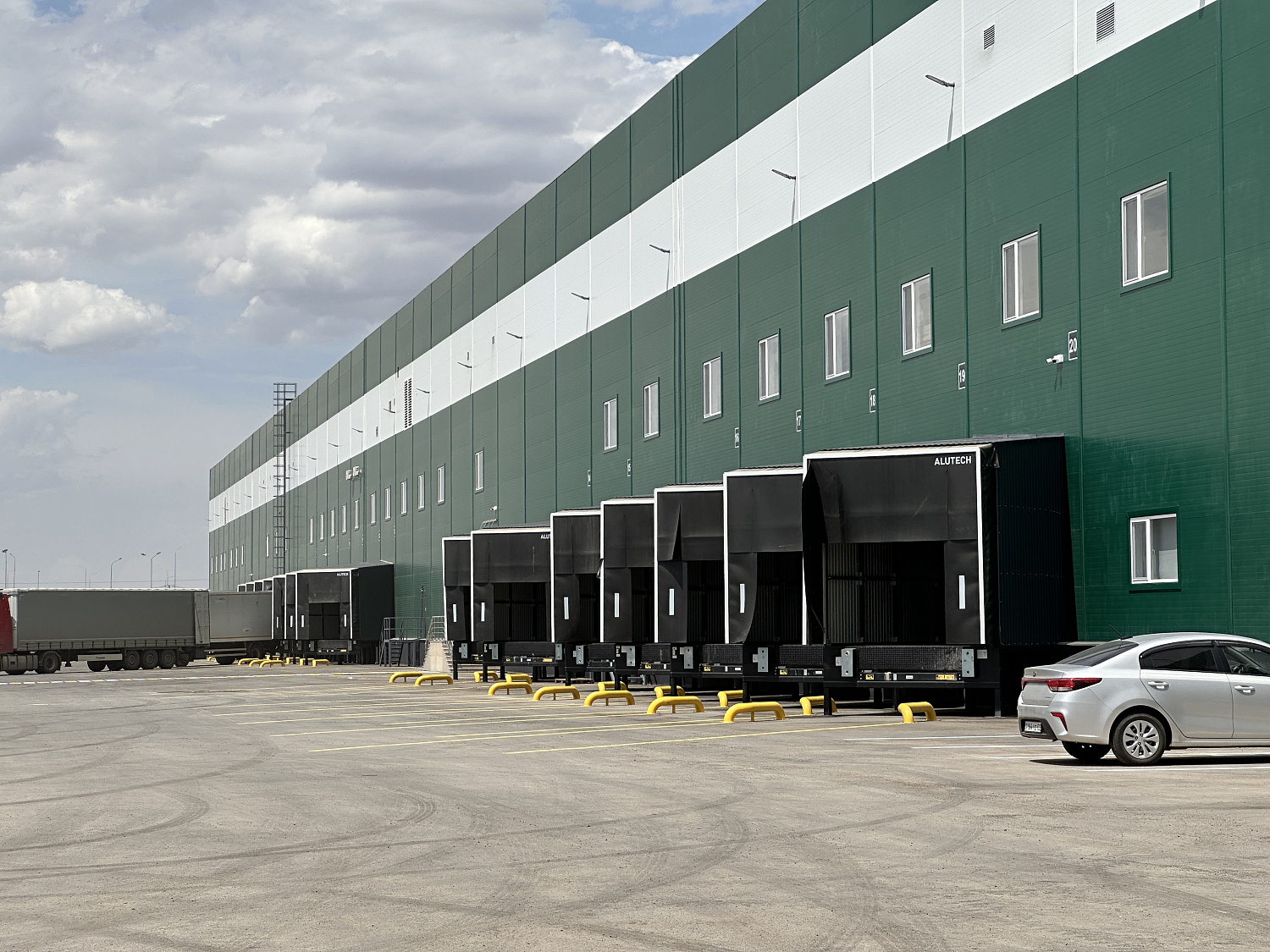 Etalon Group реализовала проект по установке 51 комплекта ворот, тамбуров и перегрузочного оборудования для склада Imagine Apple Logistics в Алматы