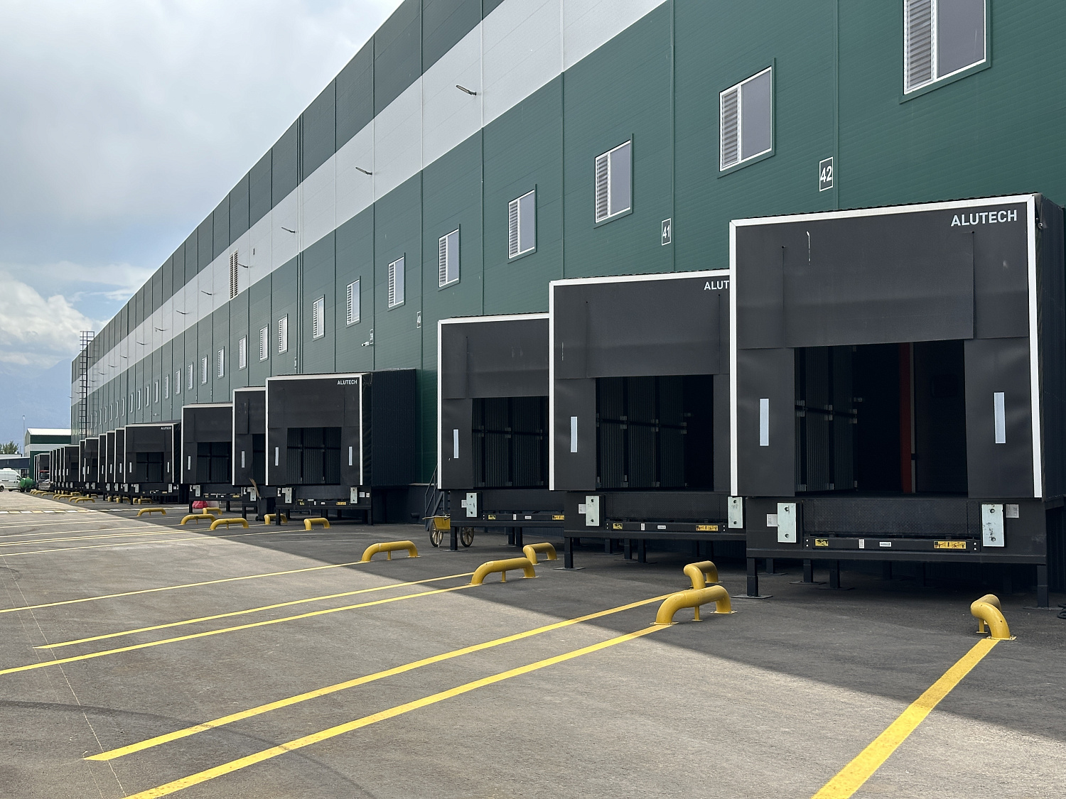 Etalon Group реализовала проект по установке 51 комплекта ворот, тамбуров и перегрузочного оборудования для склада Imagine Apple Logistics в Алматы