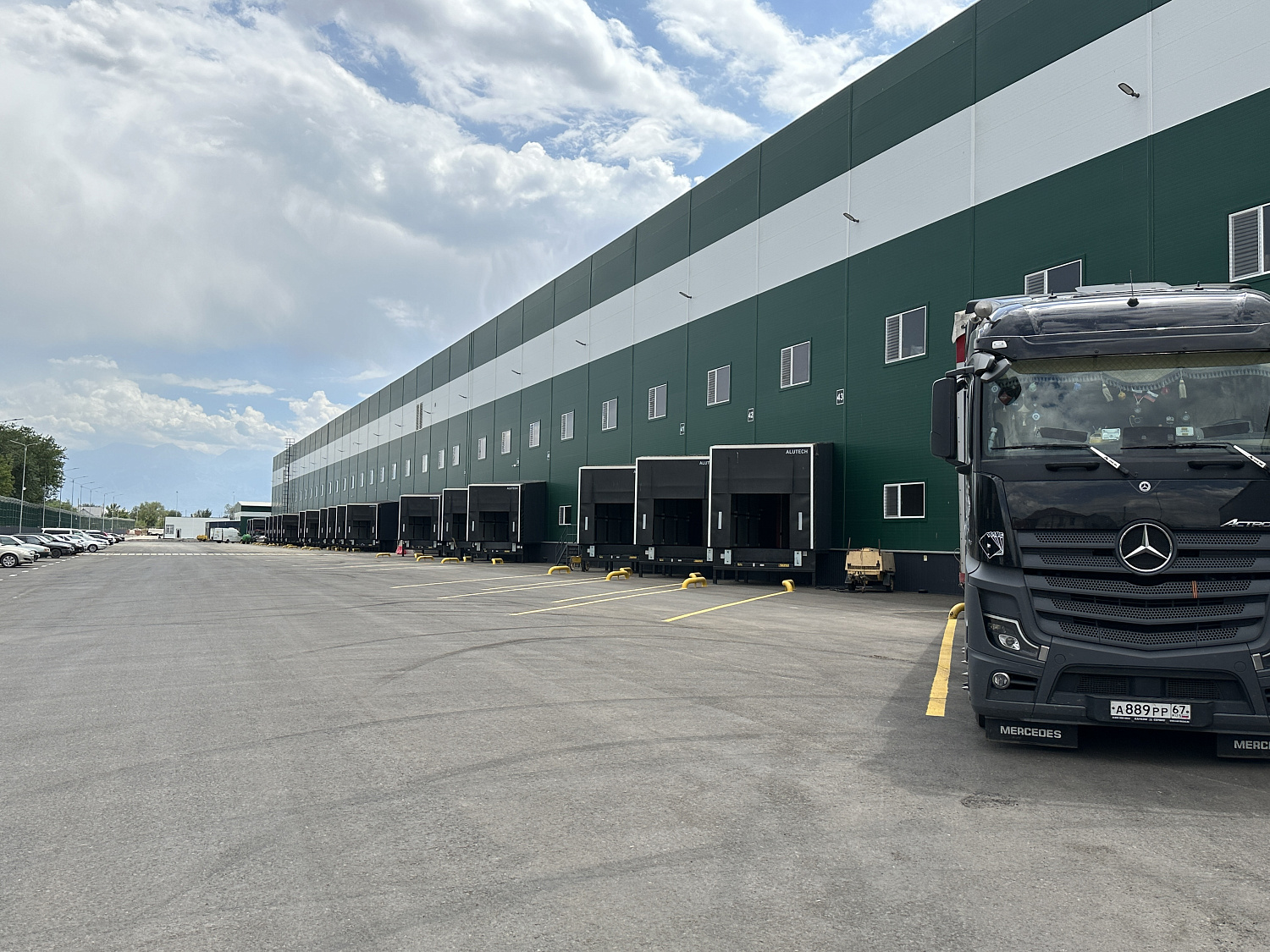 Etalon Group реализовала проект по установке 51 комплекта ворот, тамбуров и перегрузочного оборудования для склада Imagine Apple Logistics в Алматы