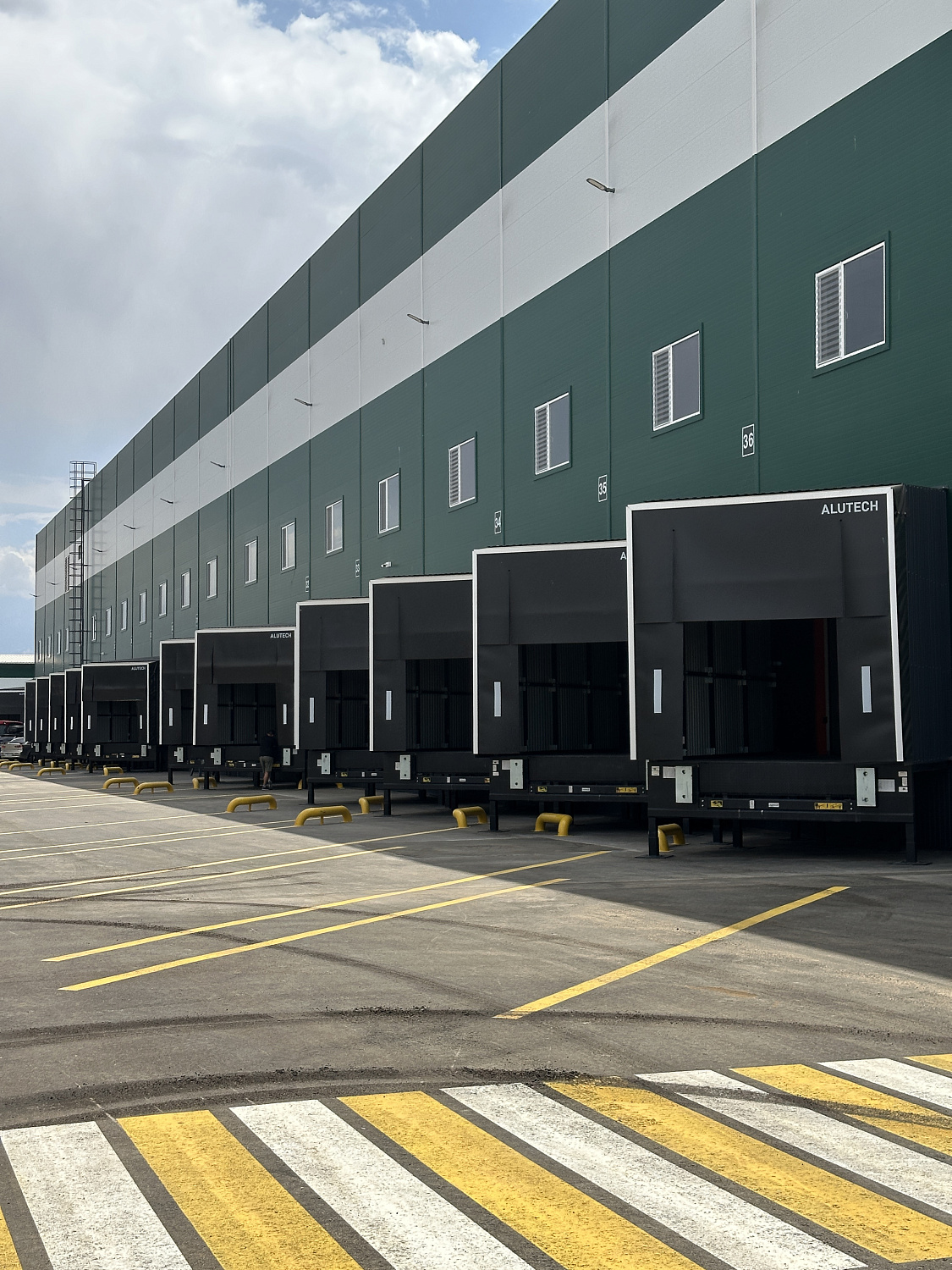 Etalon Group реализовала проект по установке 51 комплекта ворот, тамбуров и перегрузочного оборудования для склада Imagine Apple Logistics в Алматы