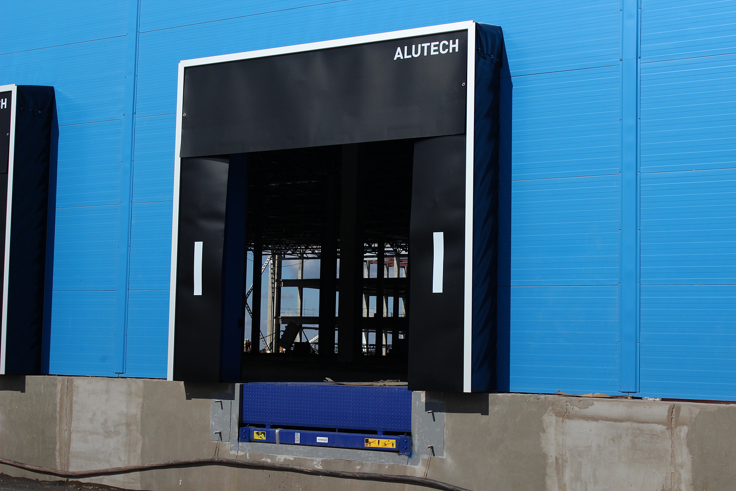 Etalon Group реализовала проект по установке 33 единиц ворот и перегрузочного оборудования для склада Ozon в Алматы