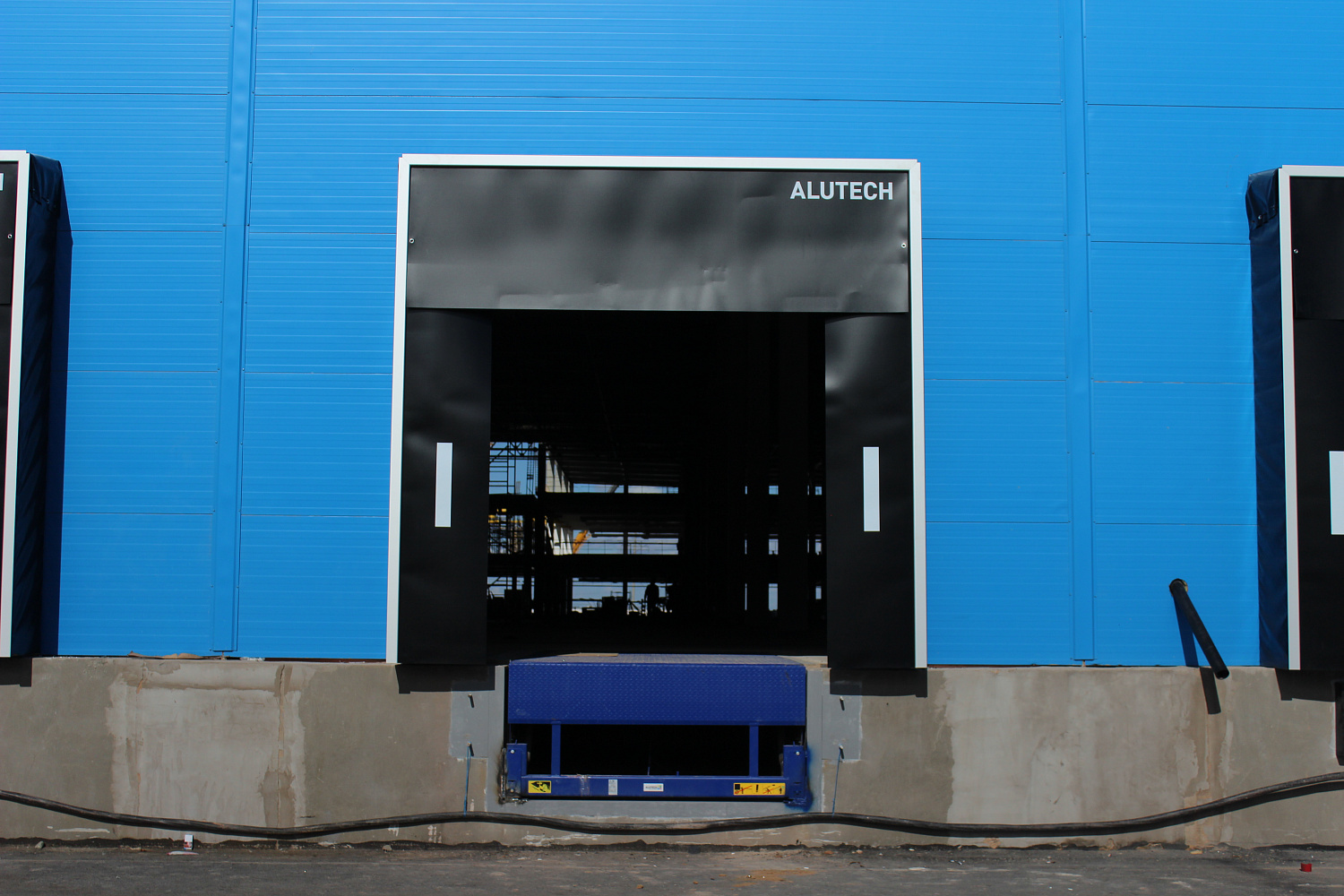 Etalon Group реализовала проект по установке 33 единиц ворот и перегрузочного оборудования для склада Ozon в Алматы