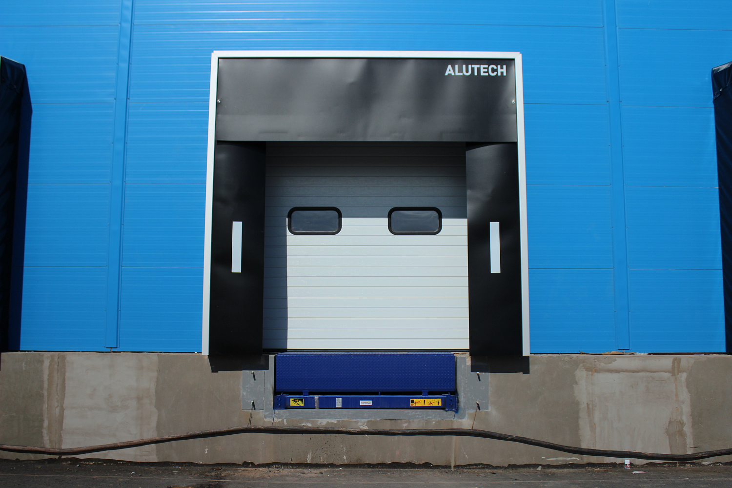 Etalon Group реализовала проект по установке 33 единиц ворот и перегрузочного оборудования для склада Ozon в Алматы