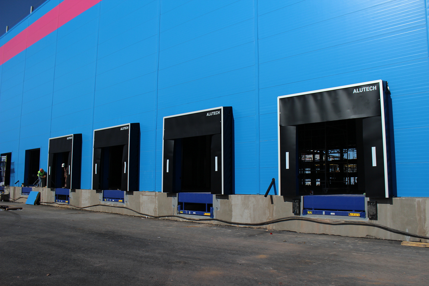 Etalon Group реализовала проект по установке 33 единиц ворот и перегрузочного оборудования для склада Ozon в Алматы