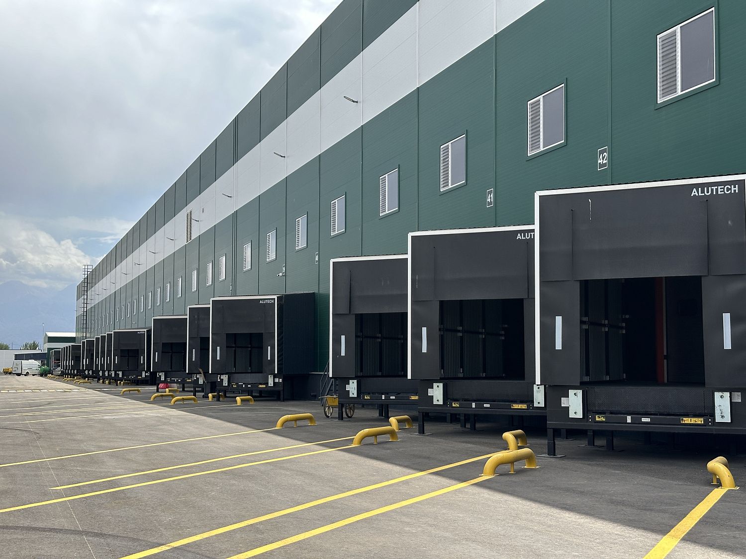 Etalon Group реализовала проект по установке 51 комплекта ворот, тамбуров и перегрузочного оборудования для склада Imagine Apple Logistics в Алматы